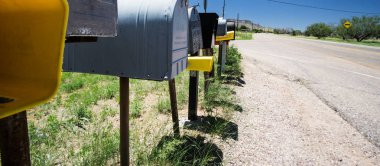 satır, metal ve plastik posta kutularının Arizona çölü'nde uzak bir otoyol kenarında