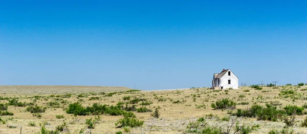 eski harap ve terk edilmiş beyaz ahşap ev ıssız bir yere uzak Bozkırdaki mavi gökyüzü altında