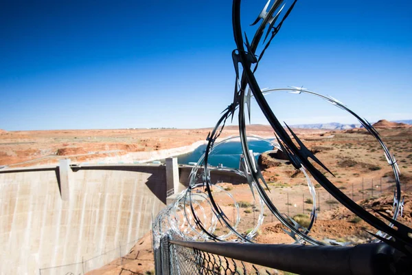 Glen Canyon Dam Lake Powell Ochranným Odrazující Ostnatým Drátem Plot — Stock fotografie