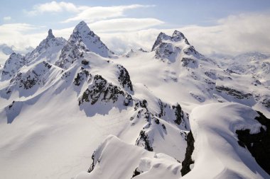 Brüt Litzner ve brüt Seehorn dağ zirveleri ile dağ manzarası Klosters yukarıda İsviçre Alpleri'nde kış