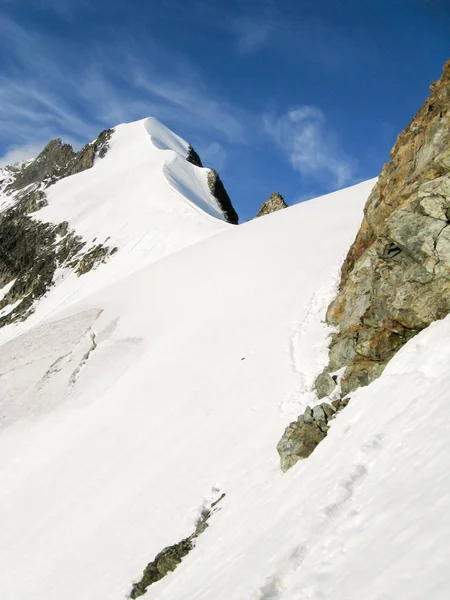 Hegymászók Meredek Keskeny Snow Ridge Ami Egy Nagy Csúcs Svájci — Stock Fotó