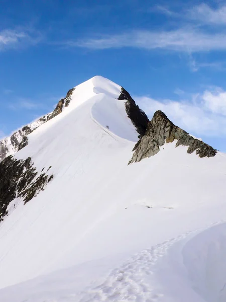 Mountain Climbers Steep Narrow Snow Ridge Leading High Peak Swiss — Stock Photo, Image