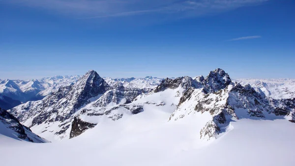 Inverno paisagem montanhosa nos Alpes da Suíça com picos e geleiras — Fotografia de Stock