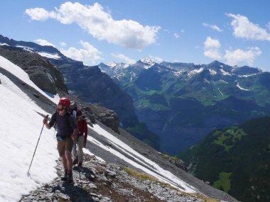 dağcılar Eiger ve Moench dağ zirveleri Grindelwald yakınındaki İsviçre Alpleri'nde ayak başlığı