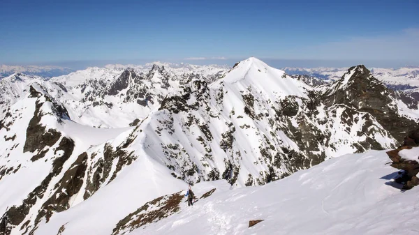 Male Backcountry Skier Climbs Hikes Long Exposed Narrow Snow Ridge — Stock Photo, Image