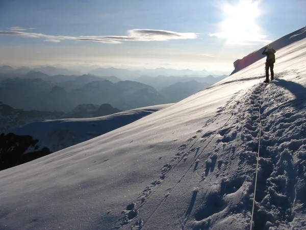 스위스 알프스에서 걸어가는 밧줄에 — 스톡 사진