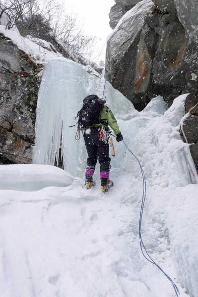 Male Ice Climber Rappelling Steep Frozen Waterfall Winter — Stock Photo, Image