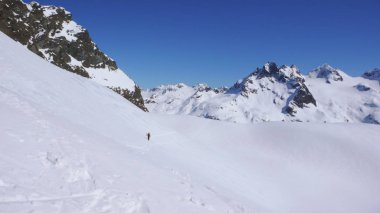 yüksek alp dağ tepe giderken bir kar yamaç hiking backcountry kayakçı