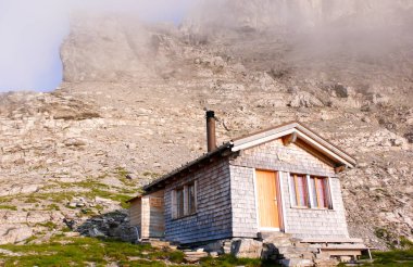 İsviçre'nin kayalık dağ dağ manzarası kulübede küçük ahşap dağ
