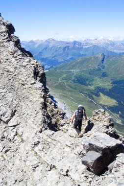 iki dağcılar Grindelwald yakınındaki İsviçre Alpleri'nde Eiger Dağı'nda dar ve maruz rock sırt üzerinde