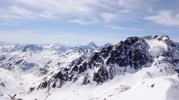冬のシュクオルとイシュグルの間スイスのアルプスのシルヴレッタ山脈の山の風景 — ストック写真