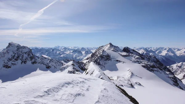 冬のシュクオルとイシュグルの間スイスのアルプスのシルヴレッタ山脈の山の風景 — ストック写真