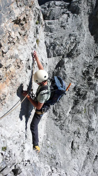 男性登山 グリンデルワルド周辺スイス アルプスのアイガー山へ向かう途中の岩壁を公開 — ストック写真