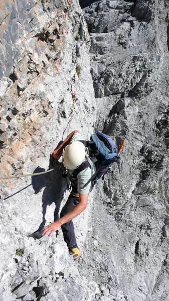 Mannelijke Bergbeklimmer Een Blootgesteld Rotswand Zijn Weg Naar Eiger Berg — Stockfoto