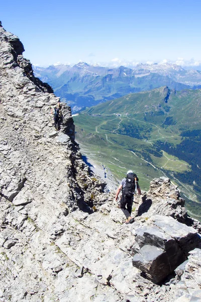 iki dağcılar Grindelwald yakınındaki İsviçre Alpleri'nde Eiger Dağı'nda dar ve maruz rock sırt üzerinde