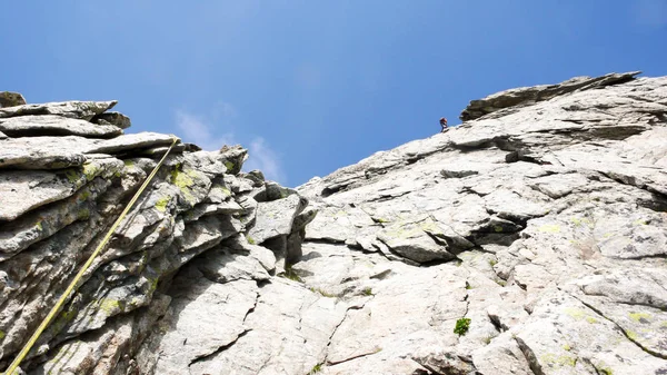 スイス アルプスの登山ルートの懸垂下降ロック クライマー — ストック写真