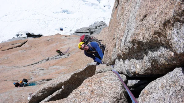 Mann Klettert Eine Steile Senkrechte Granitfelsen Kletterroute Den Französischen Alpen — Stockfoto