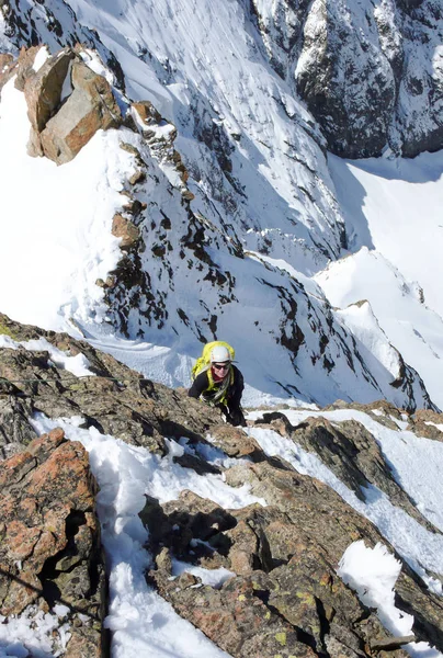Alpinista Mulher Escalando Pico Montanha Nos Alpes Suíços Acima Grindelwald — Fotografia de Stock
