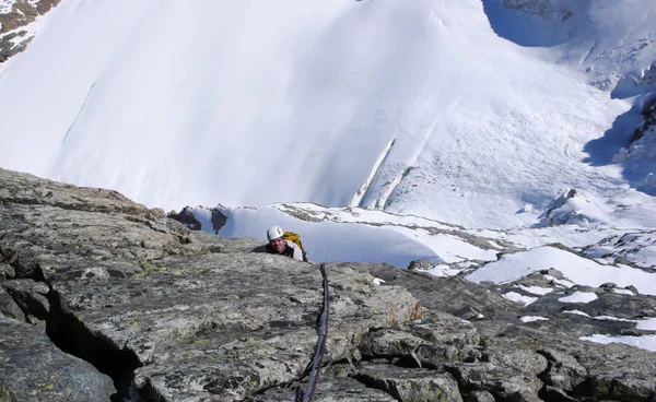 Escalador Montañas Una Empinada Subida Rocosa Muy Por Encima Glaciar —  Fotos de Stock