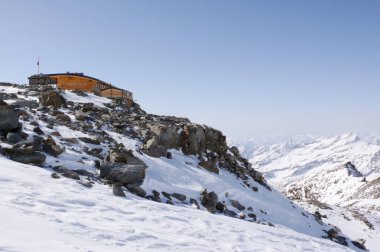 dağ manzarası Monte Rosa aralığında İsviçre Mantova dağ kulübe IST kayalık promontory üzerinde kış