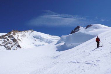 Backcountry kayakçı Monte Rosa dağlar ve Zermatt yukarıda İsviçre Alpleri'nde buzullar manzarasına hayran