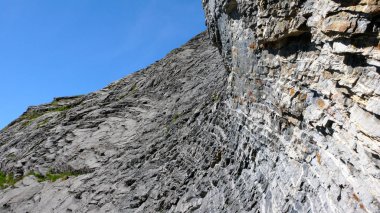 dağ manzara mavi gökyüzü ile tuhaf şeritli kaya oluşumu