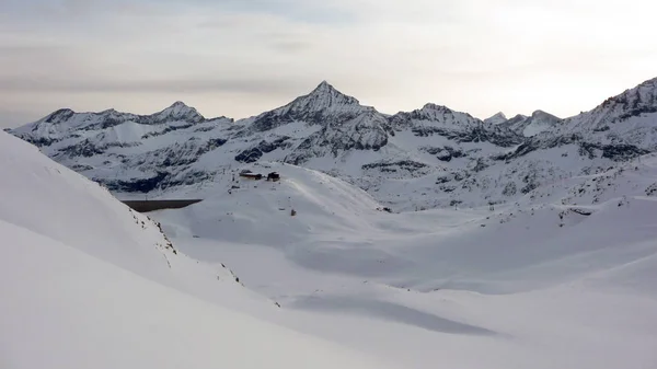 Paesaggio Montano Invernale Con Grande Rifugio Una Collina Vicino Una — Foto Stock