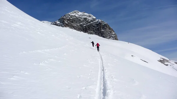 Iki Backcountry Kayakçılar Için Uzun Bir Süre Dağ Tepe Avusturya — Stok fotoğraf