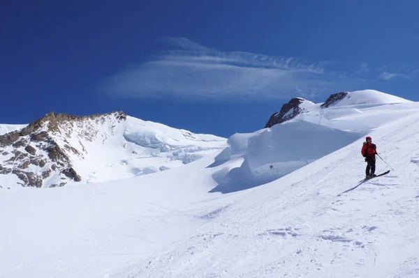 Narciarz Backcountry Podziwia Widok Gór Monte Rosa Lodowce Alpach Szwajcarskich — Zdjęcie stockowe