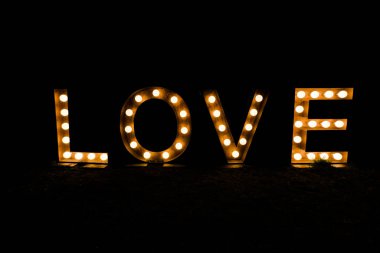 siyah gece parlak yazılı kelime ve metin sevgi ile harfler sarı renkte yaktı.