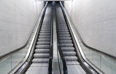 İsviçre Zürih'te bir tren istasyonunda uzun boş bir yürüyen merdiven yatay görünüm