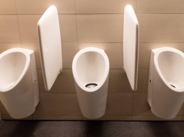 Erkekler için modern bir umumi tuvalet temiz beyaz modern seramik pisuar