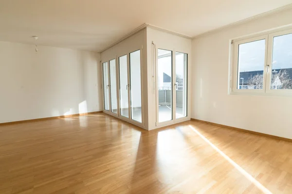 Brilhante Nova Sala Estar Apartamento Vazio Com Portas Francesas Pisos — Fotografia de Stock