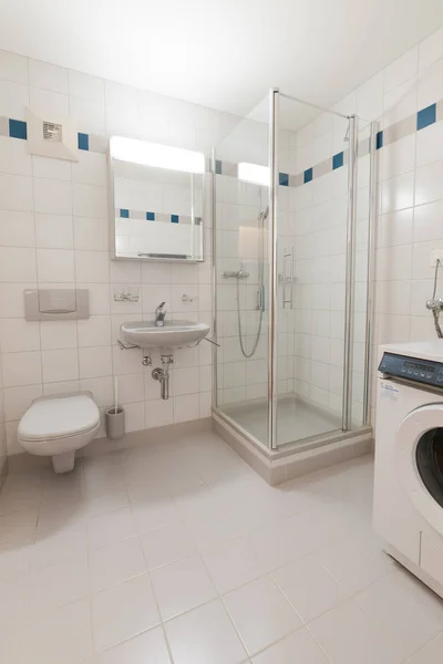 Moderne Badkamer Een Lege Gerenoveerd Appartement Met Wastafel Douche Wasmachine — Stockfoto