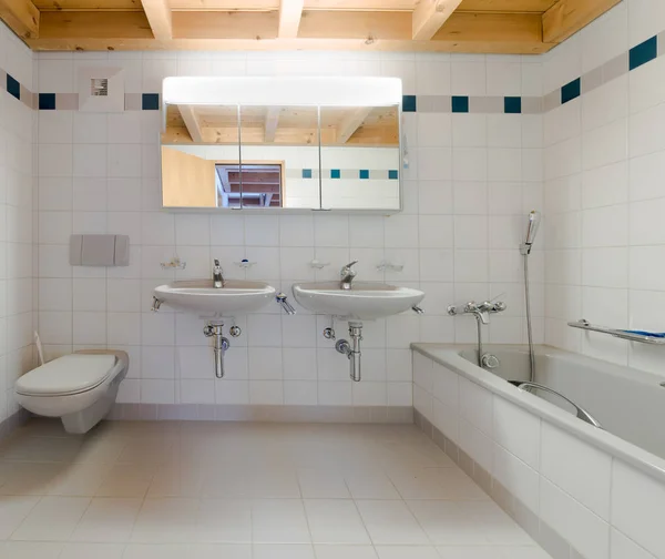 现代化的浴室在一个空的和翻新的公寓 有两个水槽和一个浴缸 — 图库照片