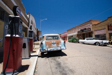 Bisbee, Az, ABD / 12 Temmuz 2016: tarihi hayalet kasaba Lowell ile dikkatli bir şekilde yenilenmiş Erie sokak arabalar ve Amerikan kültürü simgeleri ile kaplı