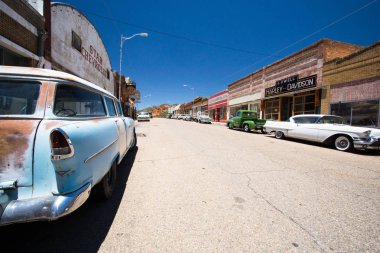 Bisbee, Az, ABD / 12 Temmuz 2016: tarihi hayalet kasaba Lowell ile dikkatli bir şekilde yenilenmiş Erie sokak arabalar ve Amerikan kültürü simgeleri ile kaplı