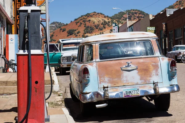 ビスビー アリゾナ州 アメリカ合衆国 2016 車やアメリカ文化のアイコンが並ぶ丁寧に改装されたエリー通りとローウェルの歴史的なゴースト町 — ストック写真