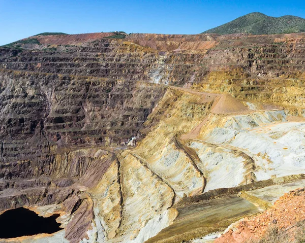 Eski bir bakır madeninin sonra kalan imha görünümünü kapatır ve terk edilmiş