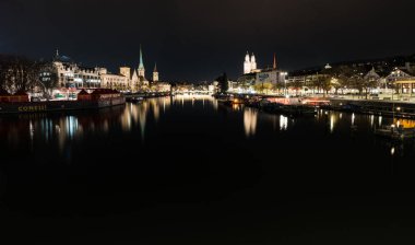 Zürih, Zh / İsviçre - 4 Ocak 2019: gece saat şehir manzarası görünümüyle Zürih'in kışın Limmat Nehri