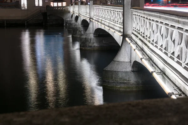 Régi Híd Egy Nyugodt Folyó Éjjel Belvárosi Zürich Alacsony Kulcs — Stock Fotó
