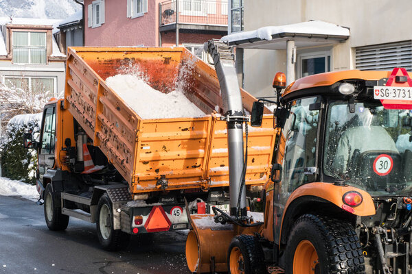Бад Рагаз, SG / Швейцария - 11 января 2019 года: городские рабочие убирают снег с дорог в Бад-Рагазе после сильных зимних снегопадов
