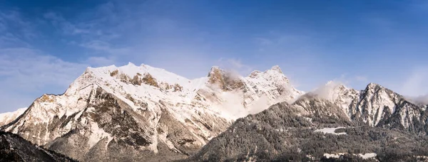 Paisaje Montaña Invierno Con Picos Irregulares Nevados Bajo Cielo Azul — Foto de Stock