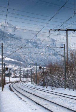 Tren rayları İsviçre kırsal kesimde Maienfeld yakınındaki derin kış karla kaplı