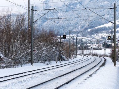 Tren rayları İsviçre kırsal kesimde Maienfeld yakınındaki derin kış karla kaplı