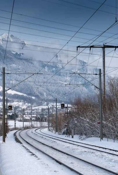 Tren rayları İsviçre kırsal kesimde Maienfeld yakınındaki derin kış karla kaplı