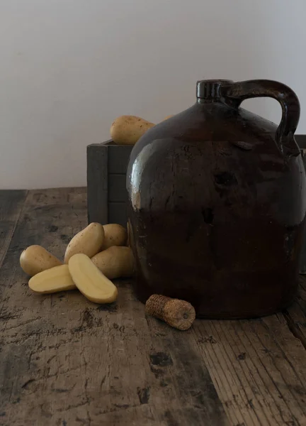 Jarra Moonshine Vintage Una Mesa Madera Rústica Con Papas Mazorca — Foto de Stock