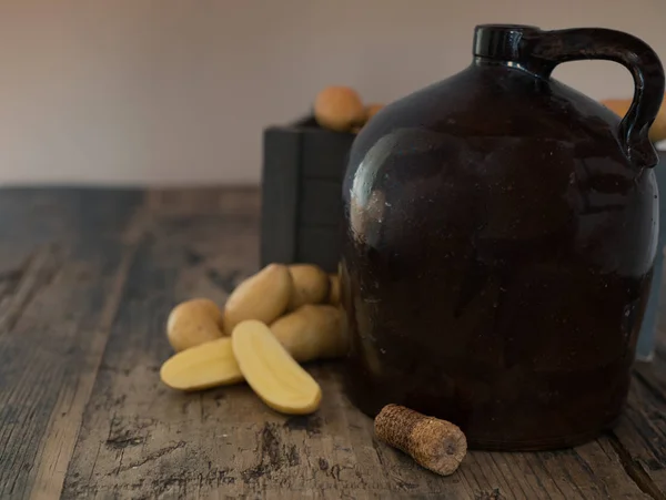 Jarra Moonshine Vintage Una Mesa Madera Rústica Con Papas Mazorca — Foto de Stock