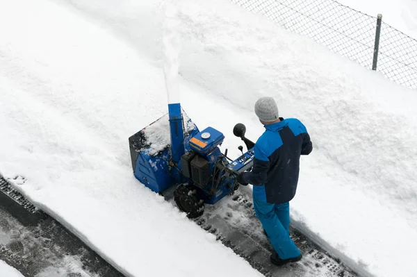 Człowiek Dmuchawa Śniegu Czyści Śnieg Ulicy Obfitych Opadów Śniegu Alpach — Zdjęcie stockowe
