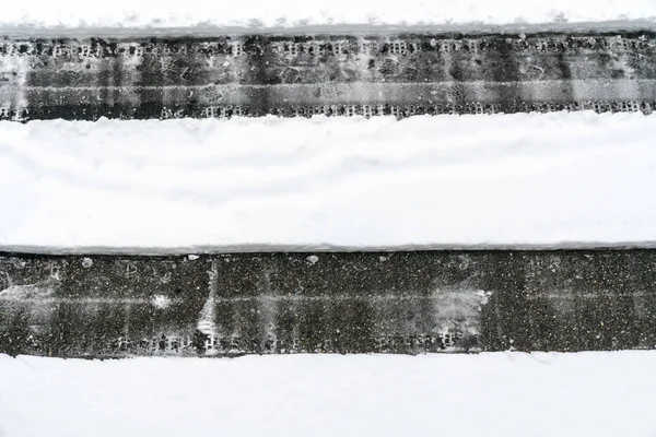 Εκκαθαρίζονται Διαδρομή Μέσα Από Βαθύ Χιόνι Στην Άσφαλτο Μετά Από — Φωτογραφία Αρχείου